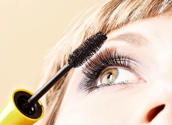 Ung kvinna makeup med mascara öga närbild — Stockfoto