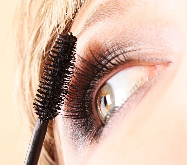 Jonge vrouw make-up met mascara oog close-up — Stockfoto