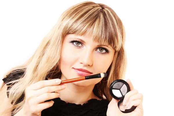Belle jeune femme appliquant maquillage avec brosse — Photo