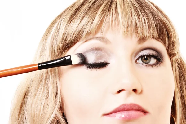 Hermosa joven aplicación de maquillaje con cepillo —  Fotos de Stock