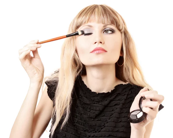 Bela jovem mulher aplicando maquiagem com escova — Fotografia de Stock