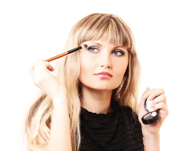 Beautiful young woman applying makeup with brush — Stock Photo, Image