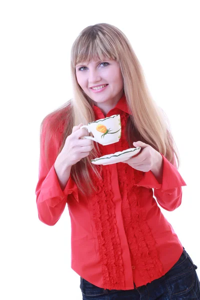 Młoda dziewczyna napić się herbaty z kubek na białym tle — Zdjęcie stockowe