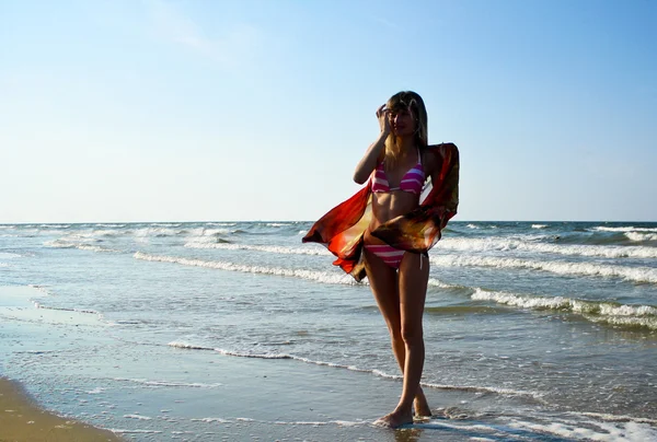 Młoda kobieta na wybrzeżu Morza — Zdjęcie stockowe