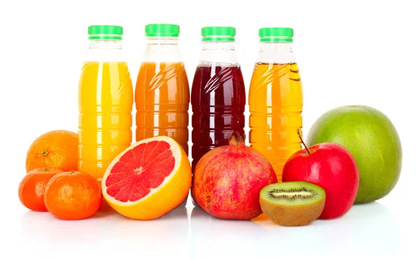 Frascos de jugo con frutas maduras sobre fondo blanco — Foto de Stock