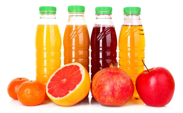 Flaskor juice med mogna frukter på vit bakgrund — Stockfoto