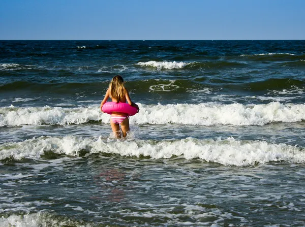 Young woman go in sea — Stock Photo, Image