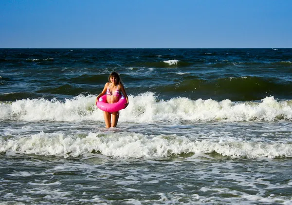 Młoda kobieta w morzu — Zdjęcie stockowe