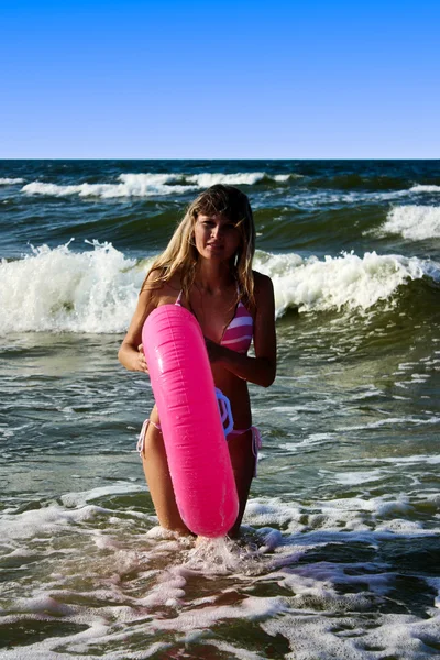 Young woman in sea — Stock Photo, Image