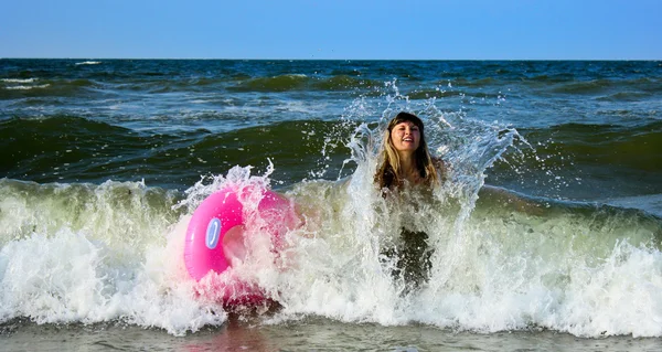 Denizde fırtına genç kadın — Stok fotoğraf