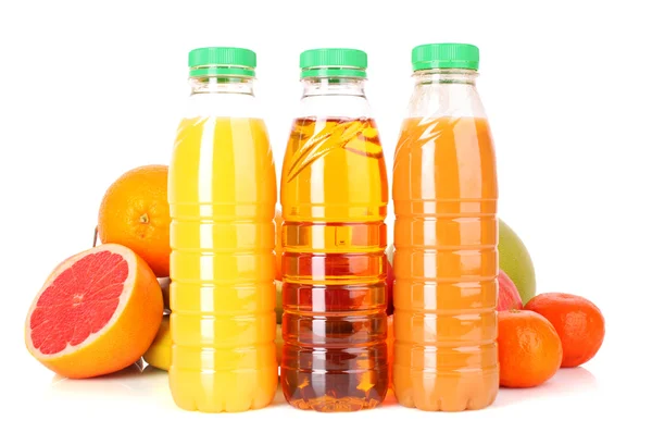 Garrafas de suco com frutas maduras no fundo branco — Fotografia de Stock