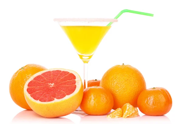 Apelsinjuice och citrusfrukter isolerad på vit — Stockfoto