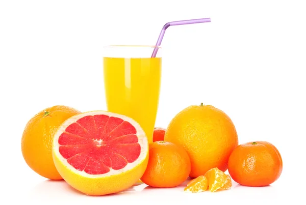 Pomerančová šťáva a citrusových plodů izolovaných na bílém — Stock fotografie