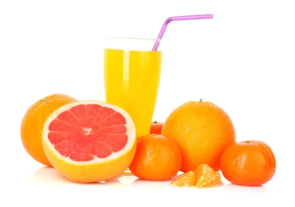 Sumo de laranja e citrinos isolados em branco — Fotografia de Stock