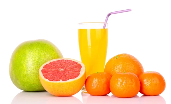 Orangensaft und Zitrusfrüchte isoliert auf weiß — Stockfoto