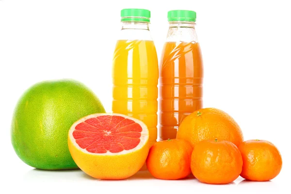 Zumo de naranja y cítricos aislados en blanco —  Fotos de Stock