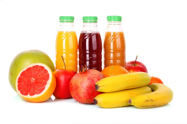 白の背景に熟したフルーツとジュースのボトル — ストック写真