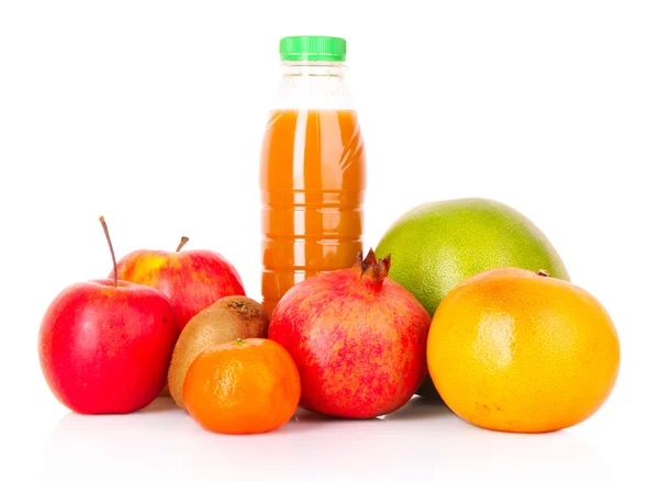 Flasche Saft mit reifen Früchten auf weißem Hintergrund — Stockfoto