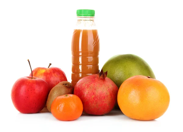 Garrafa de suco com frutas maduras no fundo branco — Fotografia de Stock