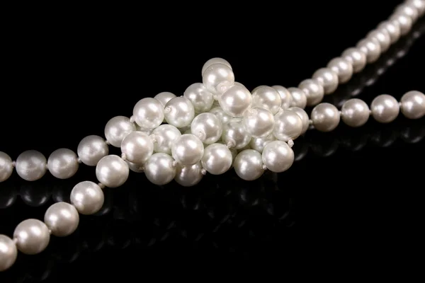 Perles blanches sur fond noir — Photo
