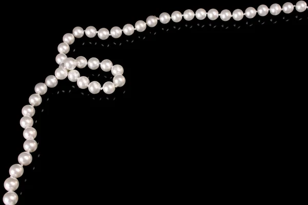 黑色背景的白色珍珠 — 图库照片