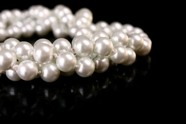 Białe perły na czarnym tle — Zdjęcie stockowe
