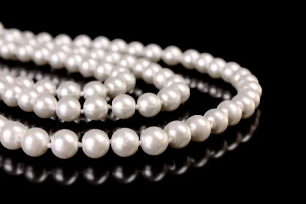 黑色背景的白色珍珠 — 图库照片