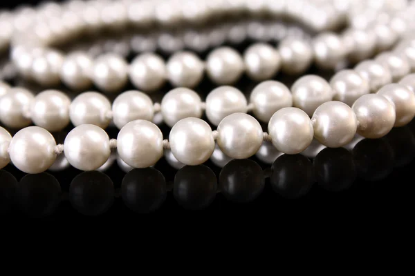 Perles blanches sur fond noir — Photo