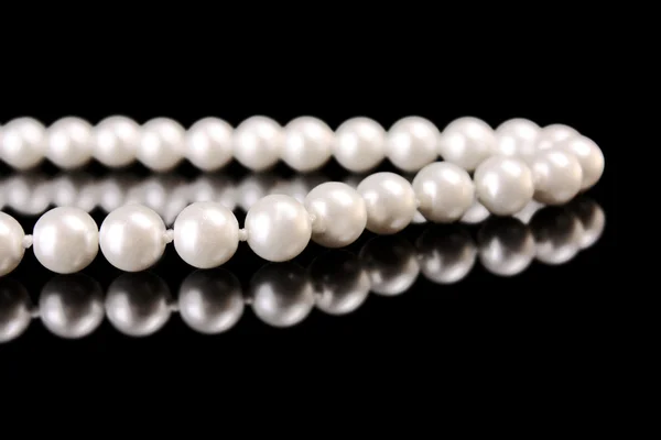 Perlas blancas sobre fondo negro — Foto de Stock