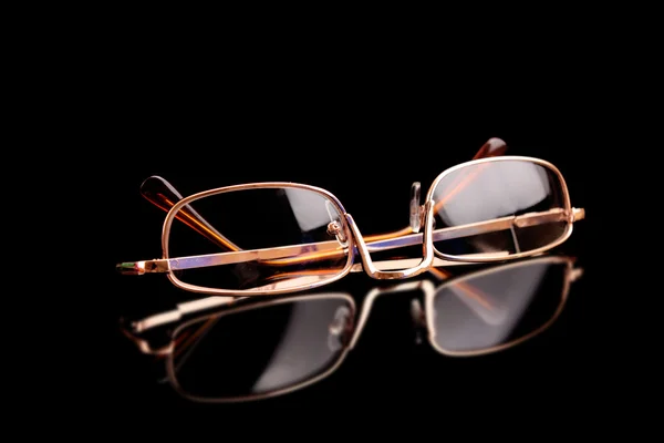Óculos sobre fundo preto — Fotografia de Stock