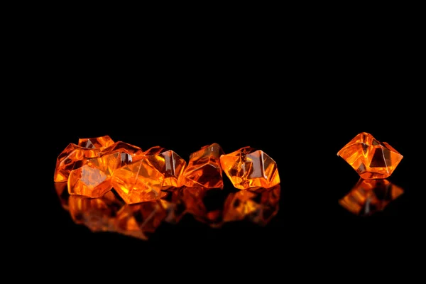 Красиві помаранчеві дорогоцінні камені на чорному тлі — стокове фото