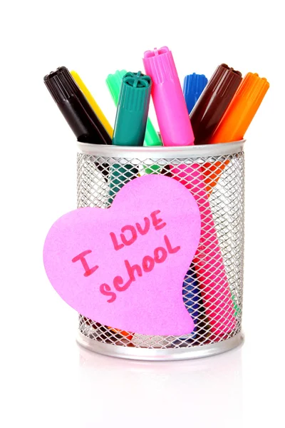 Voelde pennen met een memo nota zeggen: "Ik hou van school" op witte backg — Stockfoto