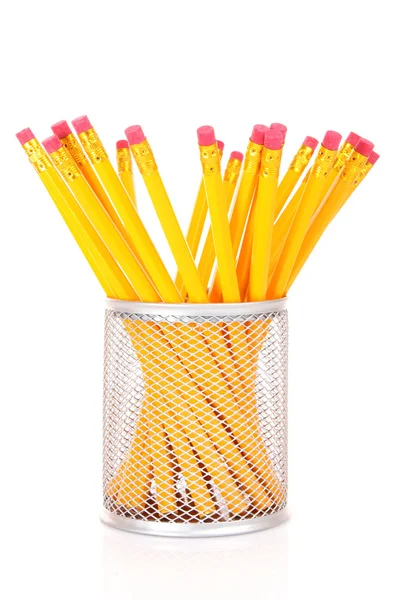 Lápices amarillos en taza de oficina. Aislado sobre blanco —  Fotos de Stock