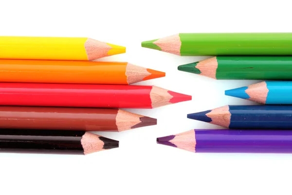 Crayons de couleur isolés sur fond blanc — Photo