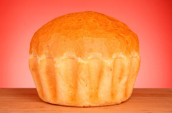 红色背景上的新鲜小麦面包。 — 图库照片