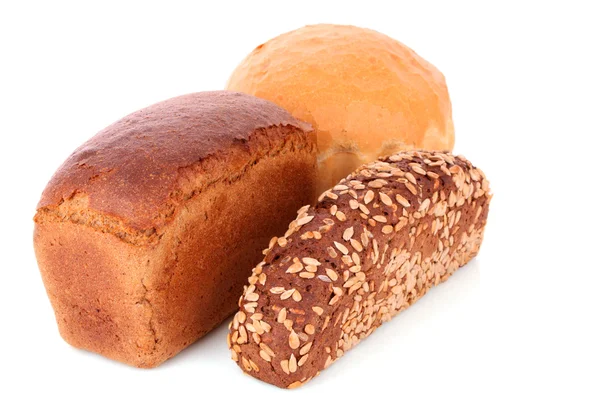 Taze buğday ekmeği. Beyaz arkaplanda izole — Stok fotoğraf