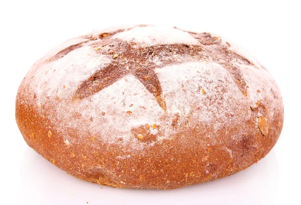 Čerstvý pšeničný chleba. Izolováno na bílém pozadí — Stock fotografie