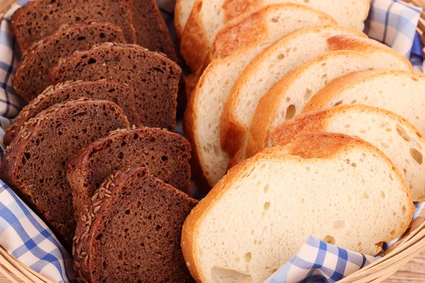 Brot im Korb isoliert — Stockfoto
