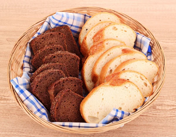 Chléb v košíku, samostatný — Stock fotografie