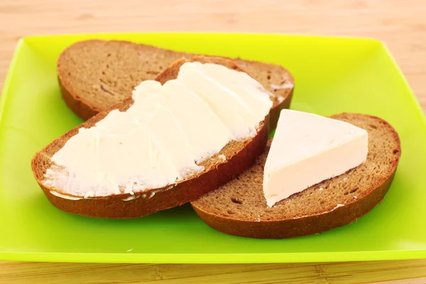Ekmek ve tereyağı dinle ekmek ve tereyağı ekmek ve tereyağı bir woode üzerinde dinle — Stok fotoğraf