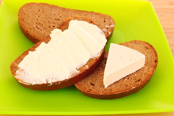 Brood met boter op de plaat — Stockfoto