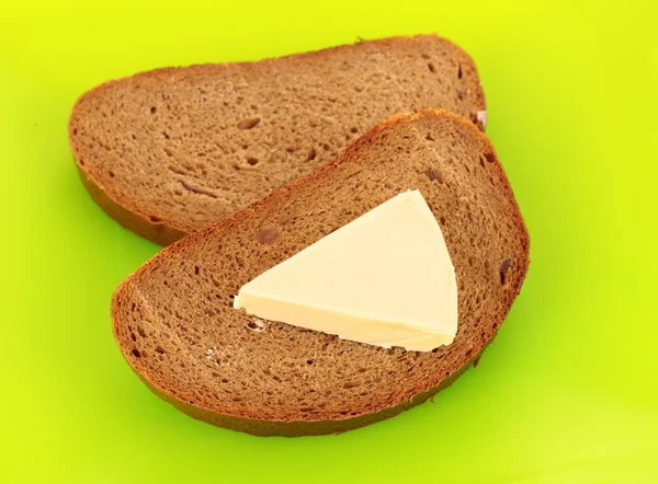 Messer und ein Brot mit Butter auf dem Teller — Stockfoto