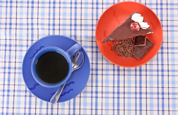 Kawałek ciasto czekoladowe i filiżankę herbaty — Zdjęcie stockowe