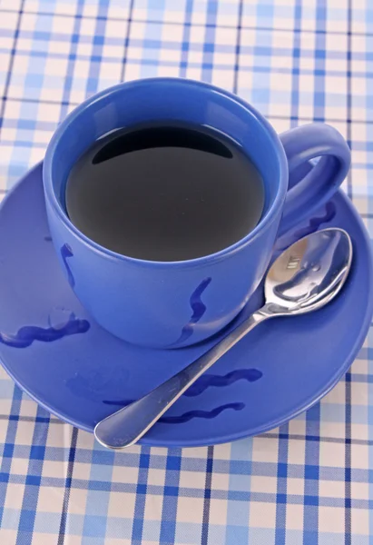 Niebieską filiżankę herbaty na stole — Zdjęcie stockowe