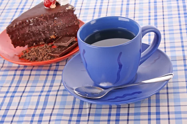 Rebanada de pastel de chocolate y taza de té —  Fotos de Stock