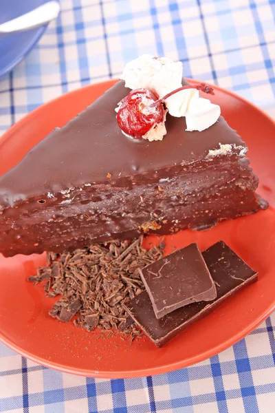 Scheibe Schokoladenkuchen und Tasse Tee — Stockfoto