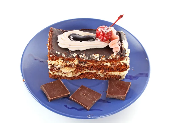 Pastel de chocolate con crema y cereza —  Fotos de Stock