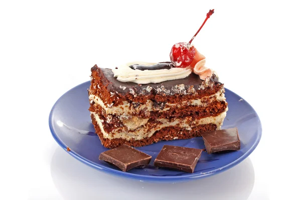 Čokoládový dort se smetanou a třešní — Stock fotografie
