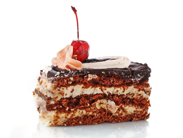 Schokoladenkuchen mit Sahne und Kirsche — Stockfoto