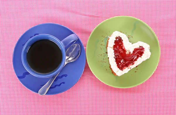 Cake heart and cup of tea on the table — Stock Photo, Image